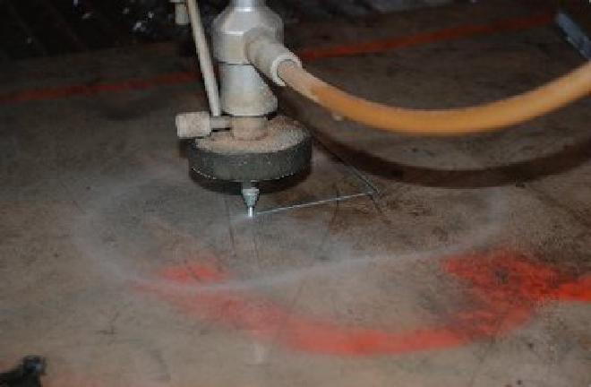 Waterjet cutting head